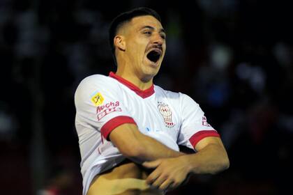 Cóccaro amagó con sacarse la camiseta en el festejo, pero pareció darse cuenta de que iba a ser amonestado.