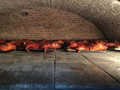 Cochinillo a la segoviana en el antiguo horno de la panadería