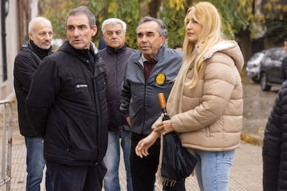 Cocho López acudió con su pareja, Verónica Colussi, a despedir a su ex rival en las pistas.