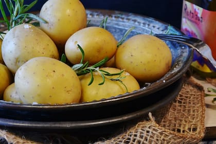 Cocidas con cáscara aumenta su poder de saciedad y aporte de fibras, tambien ayuda a bajar el índice glucémico que deben controlar quienes padecen diabetes tipo II