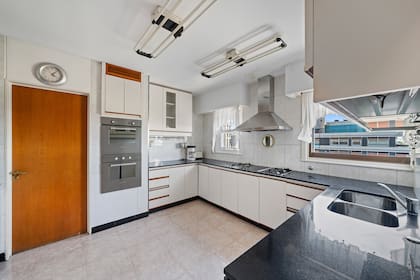 Cocina conectada al comedor diario, con lavadero independiente y dependencias de servicio