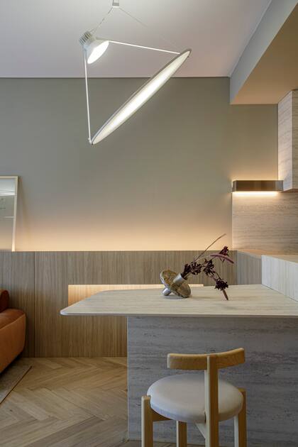 Banquetas y sillas de Ries. El florero de mesa es de La Feliz. Piso 'Herrigbone' natural de Patagonia flooring. La iluminación del cielorraso es de Idea iluminación, y la impactante lámpara colgante es el modelo 'Amisol' de la firma italiana Luceplan por WD Light by Darko.