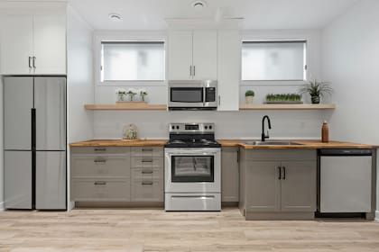 Cocina estilo escandinavo: este diseño combina muebles en tonos claros con toques de madera natural, logrando un ambiente luminoso, prolijo y funcional.