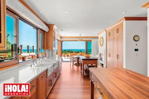 Cocina muy luminosa con ventanal al fondo con vista al mar