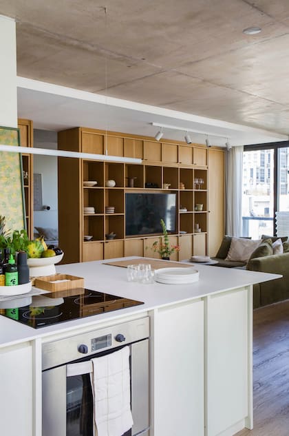 Cocina (T-aller). El marco saliente de las puertas del bajomesada hace eco del diseño de la biblioteca. Mesada de Dekton (Marmolería Tramoni).