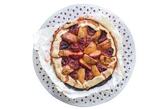 Una receta para hacer en 10 minutos: galette de ciruelas y duraznos