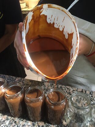 Nació en París, se enamoró de un argentino, viven en Traslasierra y hacen dulce de leche artesanal 5 Cocinan 18 horas el dulce de leche y solo usan leche, azúcar y bicarbonato