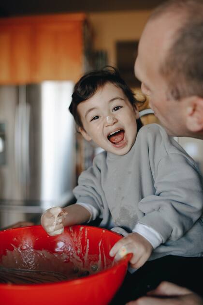 Cocinar en familia es una experiencia que ayuda a los chicos a conocer mejor los alimentos y animarse a probarlos