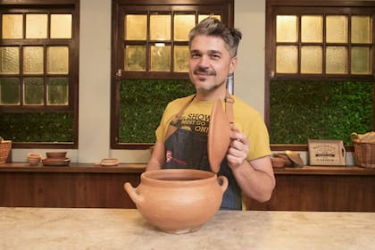 Juan Ferrara es Juani, la mayoría de los chistes van por su cuenta