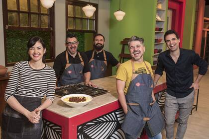Diego Sívori, Juani Ferrara, Ximena Sáenz, Juan Braceli y Luciano García, los cocineros que se quedan con el rating de la TV Pública