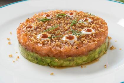 Tartar de salmón con palta, quinoa crocante y salsa ponzu