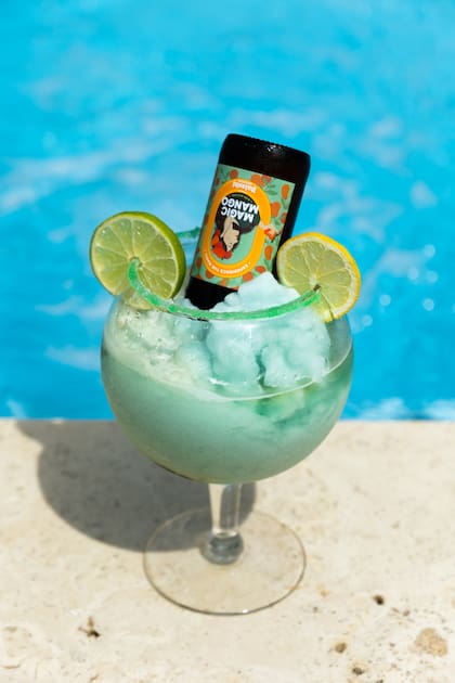 Cocktail colorido al borde de la pileta