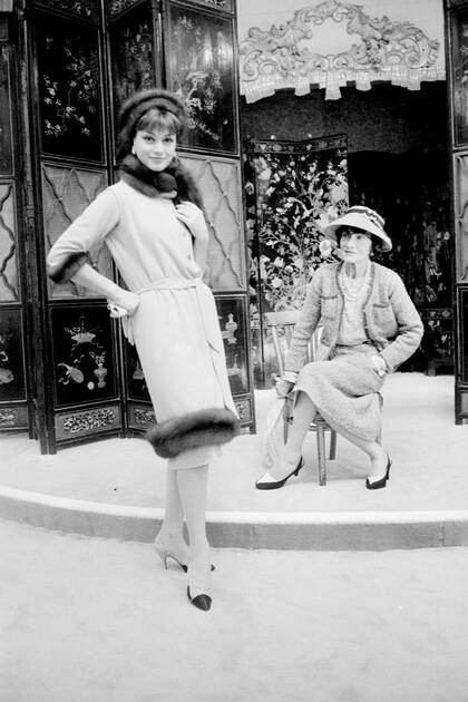Coco Chanel con un mannequin, en París,1958