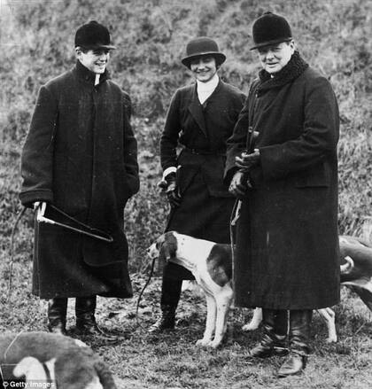 Coco Chanel junto al duque de Westminster y a Winston Churchill en una tarde de cacería, en el norte de Francia