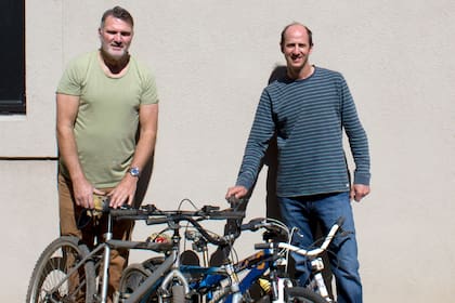 Coco, el presidente de Voy en bici (izquierda), junto a Federico, coordinador nacional (derecha) con bicicletas que les donaron esta semana en San Fernando