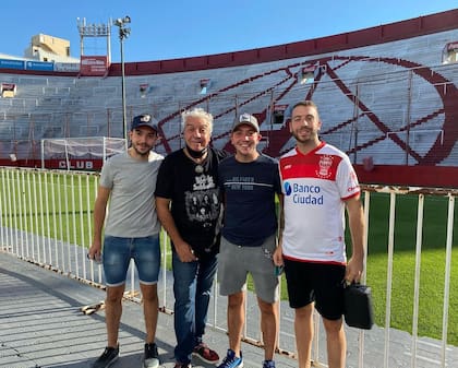 Coco Sily y tres de sus hijos: a la derecha, con la remera blanca de Huracán, Sasha