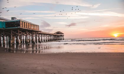 Cocoa Beach es una buena opción para quienes viajan a los parques temáticos de Florida y quieren un descanso de la ciudad (Unsplash)