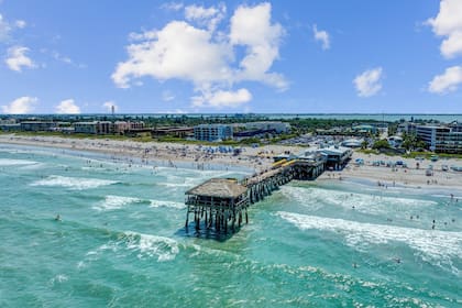 Cocoa Beach se destaca por sus bonitas playas de arena blanca