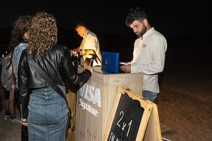 Coctelería de primer nivel a orillas del mar con 2x1 en el trago Visa Signature.