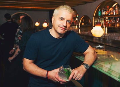 Cócteles de autor, DJ y rica comida: Ángel de Brito recibió sus 49 años rodeado de amigos en el bar CoChinChina