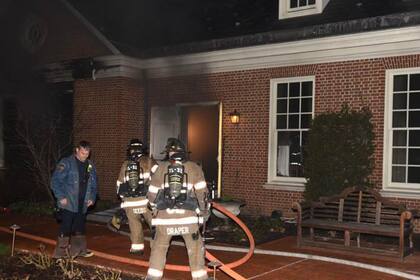 Cocteles Molotov y un martillo: Cody Balmer (38 años) rompió una ventana, ingresó y encendió 3 focos de fuego antes de huir