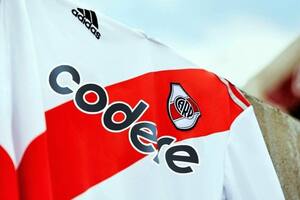 Codere pasará de figurar en las mangas de la camiseta de River al pecho, como main sponsor, desde agosto