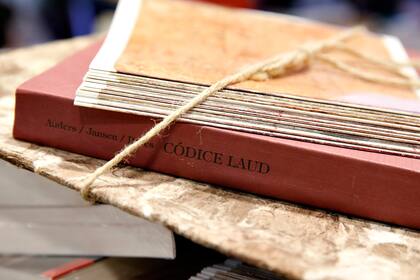 El Códice Laud se encuentra en la Biblioteca de Oxford; la edición de FCE acerca un facsimilar del calendario mexica a los lectores