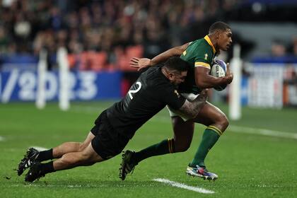 Codie Taylor tacklea a Damian Willemse durante la final del mundial de rugby