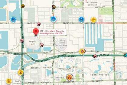 Códigos y mensajes en aplicaciones como Waze y WhatsApp forman parte de la red de avisos utilizada por migrantes que el propio Aguirre se encarga de verificar