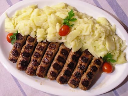 Codillo de cerdo ahumado con chucrut y papas al natural o el “Cevapčići".