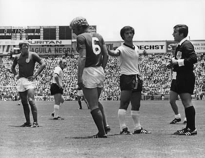 Coerezza en acción, durante el Mundial de 1970, en el trascedental duelo de cuartos de final entre Alemania e Inglaterra; en la imagen, Gerd Mueller se disculpa con Bobby Moore