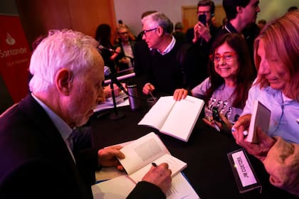 Coetzee firmó ejemplares después de la presentación