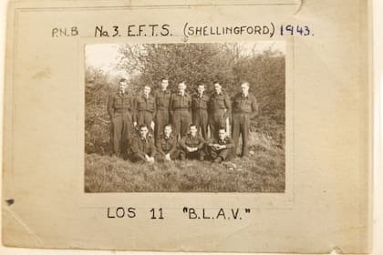 Coggan junto a 11 B.L.A.V. (British Latin American Volunteers) de la Royal Air Force
