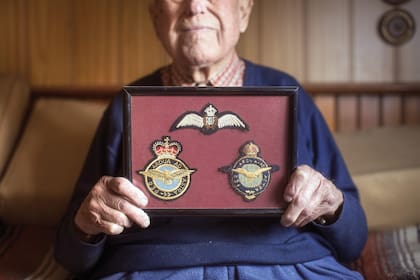 Coggan muestra algunas insignias que aún conserva; su historia de leyenda no había sido narrada hasta ahora