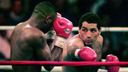 Coggi vs. Frankie Randall, en 1996, por el título welter