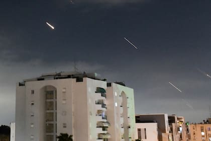 Cohetes antimisiles de la Cúpula de Guerra, el sistema antimisiles de Israel, el 14 de abril de 2014  