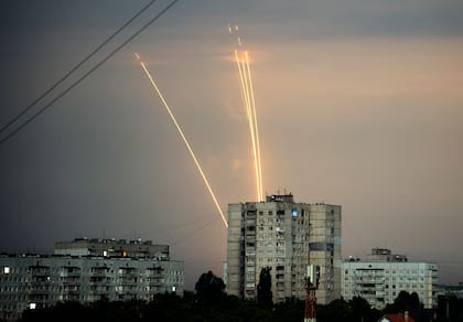 Cohetes rusos al ser disparados desde Belgorod, en Rusia, contra suelo ucraniano, el 15 de agosto del 2022. (Foto AP/Vadim Belikov)