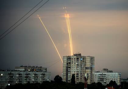 Cohetes rusos llueven sobre Ucrania, en Járvik, el 15 de agosto de 2022. (Foto AP/Vadim Belikov, archivo)