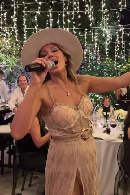 Coki Ramírez cantó muchas de las canciones favoritas de Mirtha, como “Morir de amor”, “Uno” y “Marinero de luces”, entre otros.