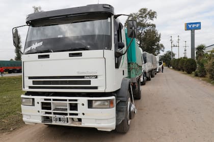 Cola de camiones por la falta de gasoil en estaciones de servicio en Tucumán