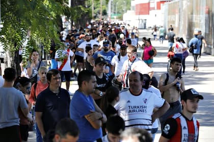 Cola de hinchas de River Plate en el Monumental para retirar el carnet para el partido de este jueves ante Racing