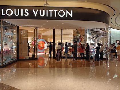 Cola para entrar en el Luis Vuitton en un shopping de lujo en Shanghái