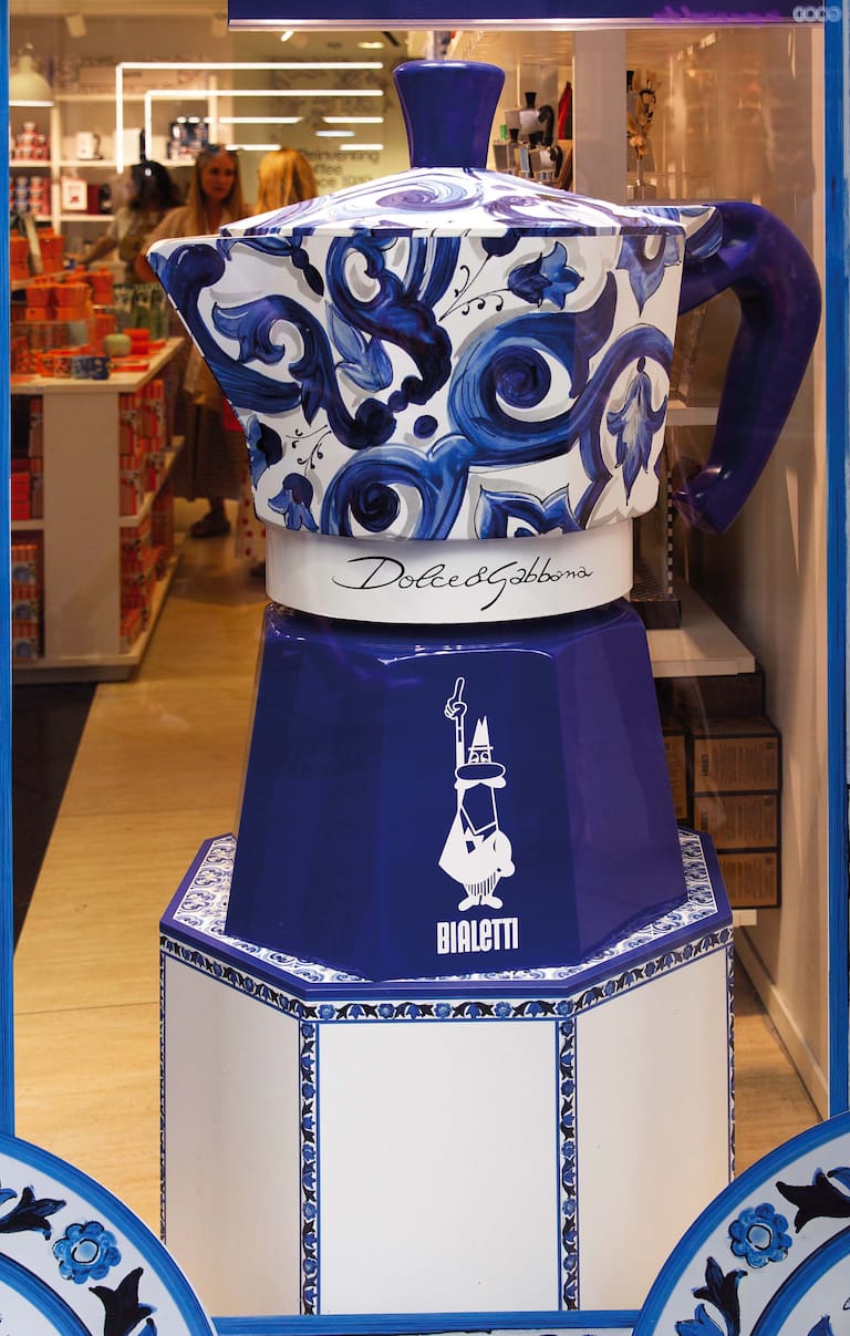 Turista australiana de paseo por el centro histórico de Florencia. Colaboración de marcas: Dolce & Gabbana y Bialetti.