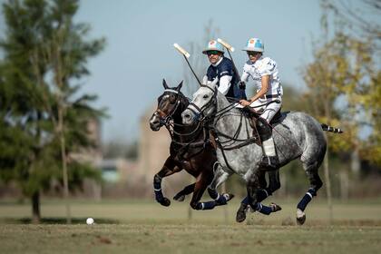 Colaborador de LA NACION desde hace décadas, Llamera cubre los campeonatos de polo para el diario; imagen tomada en el club de polo La Dolfina, en Cañuelas