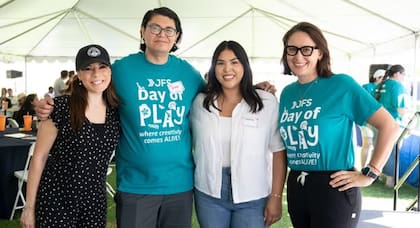 Colaboradores del Jewish Family Service de San Diego proporcionan asistencia a más de 200.000 migrantes en tránsito desde 2018