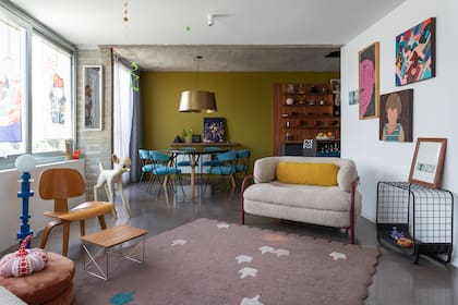 Colaborativos por naturaleza el sofá ‘La Vuelta’ es un diseño de Daniel Germani y Mariana Flombaum para La Feliz mientras que la alfombra ‘Chiloé’ es un diseño de La Feliz para El Espartano.