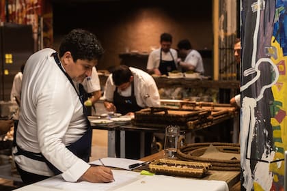 Colagreco y su equipo montaron una cocina entera en una sala de la Estancia Vik, para los exclusivos almuerzos y cenas que ofrecieron