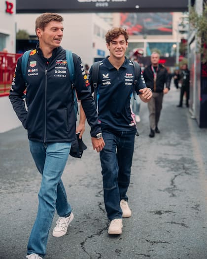 Colapinto, con Max Verstappen, en el circuito de Singapur