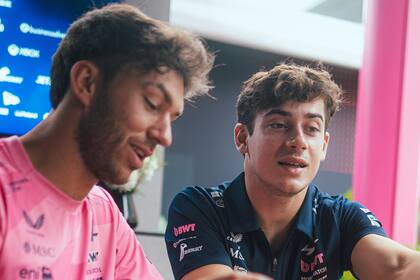 Colapinto, con Pierre Gasly, su compañero en Alpine; un momento de distensión en la previa del GP de Singapur