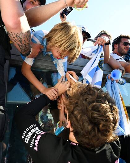 Colapinto con un pequeño hincha argentino durante el GP de Imola